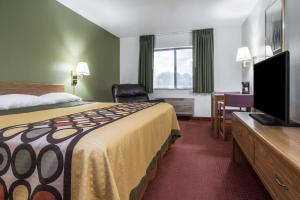 King Room - Non-Smoking room in Super 8 by Wyndham Fond Du Lac