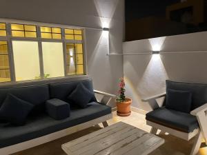 has a roof 3BR 20 min to Airport