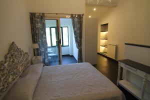 5 Lands Yellow Cottage