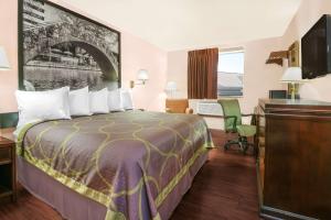 King Room - Disability Access/Non-Smoking room in Super 8 by Wyndham San Antonio/I-35 North