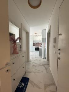 Sea La Vie - Elegant Beachfront Family Apartment, Shëngjin