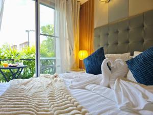 1 Bedroom Condo & Living Room Near the Beach for Rent