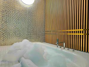 1 Bedroom Condo & Living Room Near the Beach for Rent