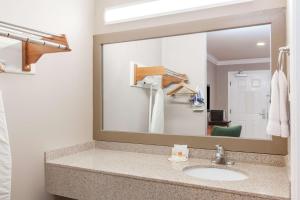 Queen Room with Two Queen Beds - Non-Smoking room in Days Inn by Wyndham San Francisco S/Oyster Point Airport