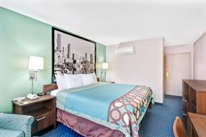 Super 8 by Wyndham Brockton