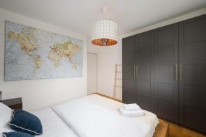 W411 Marina Mokotów - Lake View Apartment with Balcony, Workspace & Parking, close to Airport & City Center