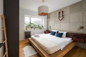 W411 Marina Mokotów - Lake View Apartment with Balcony, Workspace & Parking, close to Airport & City Center