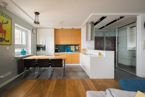 W411 Marina Mokotów - Lake View Apartment with Balcony, Workspace & Parking, close to Airport & City Center