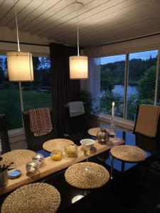 Cabin with Jacuzzi, beach & 6 beds near Järvsö
