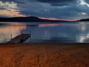 Cabin with Jacuzzi, beach & 6 beds near Järvsö