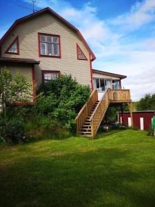 Cabin with Jacuzzi, beach & 6 beds near Järvsö