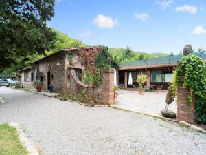 Holiday Home in Ficulle with Pool Access