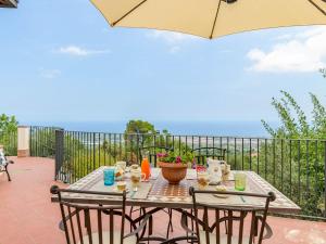 Villa with pool and panoramic surroundings