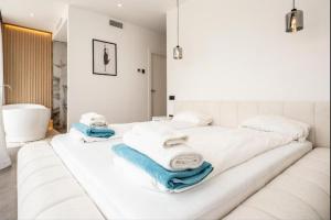 Casa Bella - Brand New Luxury 4 Bedroom Villa on La Cala Golf!!