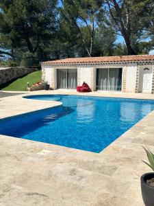Appartements Jolie maison avec vue sur piscine : photos des chambres