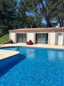 Appartements Jolie maison avec vue sur piscine : photos des chambres