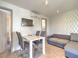 Mobile Home in Banjole near Beach & Pool