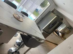 Bas de villa avec piscine et jardin