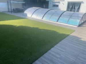 Bas de villa avec piscine et jardin