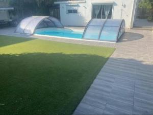 Bas de villa avec piscine et jardin