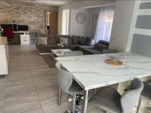 Bas de villa avec piscine et jardin