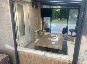 Bas de villa avec piscine et jardin