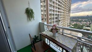 Cozy QC Condo with Karaoke Pool & Fast WiFi