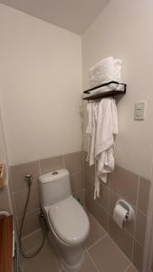 Cozy QC Condo with Karaoke Pool & Fast WiFi