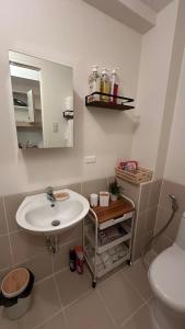 Cozy QC Condo with Karaoke Pool & Fast WiFi