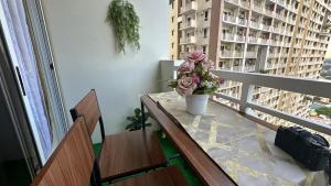 Cozy QC Condo with Karaoke Pool & Fast WiFi