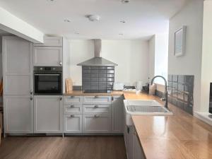 Holiday House at 22, Contemporary 3 bedroom cottage in historic Wigtown