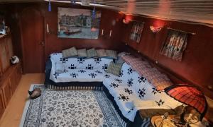 art deco houseboat on super location