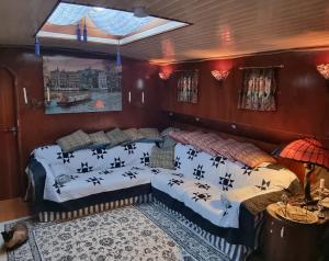art deco houseboat on super location