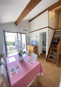 Maisons de vacances DOUCEUR D AZUR maison climatisee 1 a 4 personnes avec jardinet piscine et parking ideal sejour pro ou detente : photos des chambres