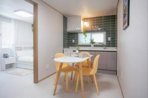 2-Bedroom Apartment, Dongmyo Station near DDP & MyeongDong