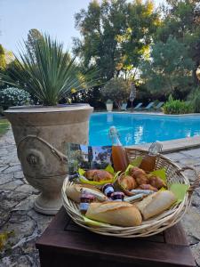 Villas Villa provencale a Arles avec piscine privee et vue jardin. : photos des chambres