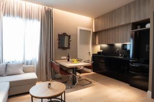 Syntagma Zairas Hideaway!