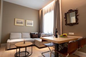 Syntagma Zairas Hideaway!