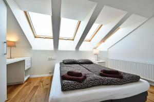 Domillion Penthouse 2bdr 2bath P364a