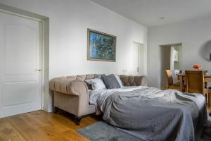 Domillion 2bdr Quiet & light City Hall apt D1117A