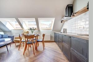 Domillion 1bdr New Old Town apt U2306