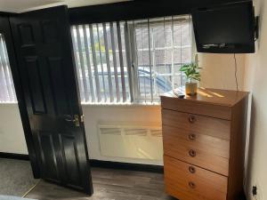 Rain Hill Cottage - Sleeps 4 Parking & Pets Ok