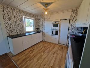 Villa med egen parkering. Möjlighet att boka från 1 och upp till 5 personer.