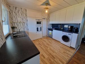 Villa med egen parkering. Möjlighet att boka från 1 och upp till 5 personer.