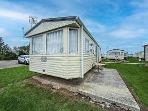 6 Berth Caravan For Hire At St Osyths Holiday Park In Essex Ref 28099Gc