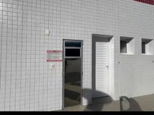 Apartamento com piscina a 200m da praia Toninhas