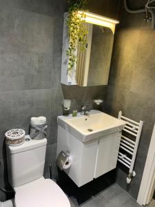 The Modern Nest Apartment with FREE Underground Parking