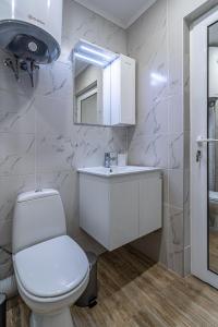 20th Residence One Bedroom Apartment - Private Parking Included