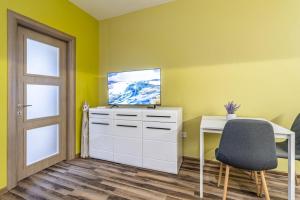 20th Residence One Bedroom Apartment - Private Parking Included