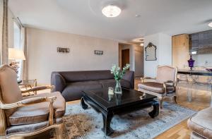 Domillion 2bdr old town apt w views parking A127